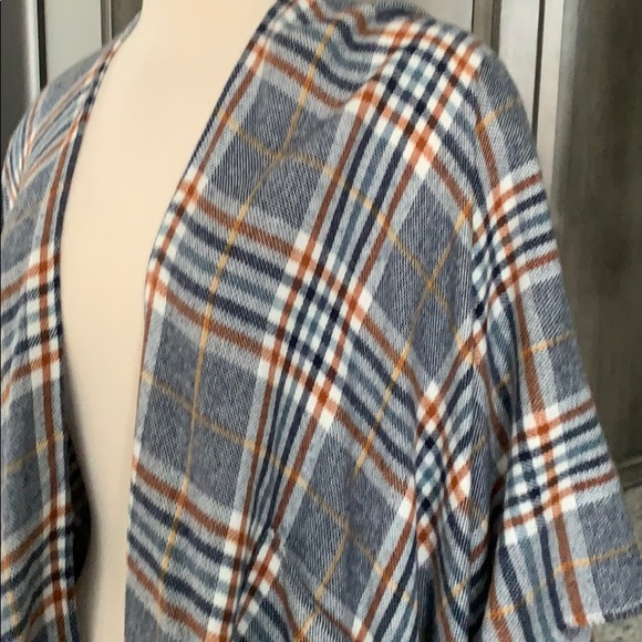 Poncho - Picture 2 of 10